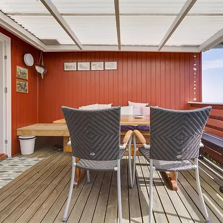 بيت للعطل Two-bedroom Holiday In *